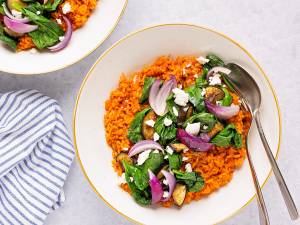 Wat Eten We Vandaag: Tomatenrijst met aubergine, spinazie en witte kaas