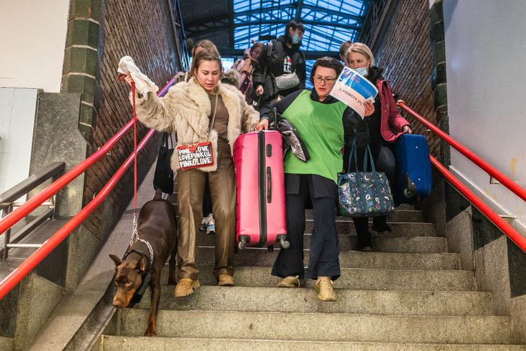 Oekraïners komen aan op Amsterdam Centraal Station.  Beeld Joris van Gennip