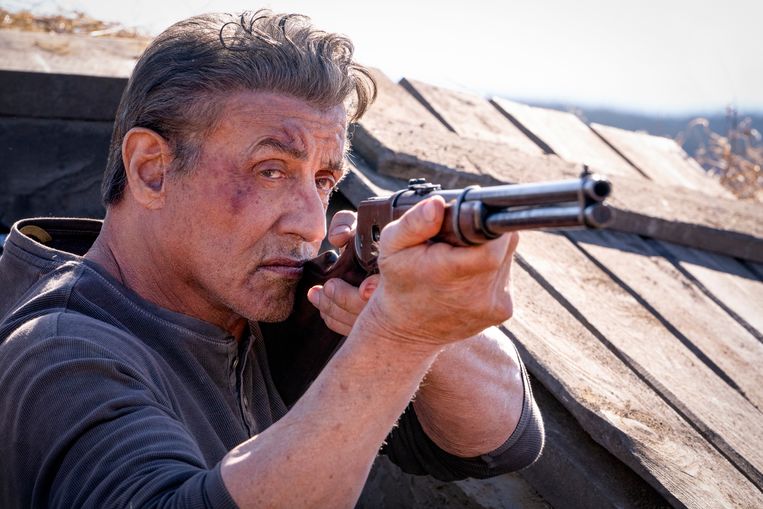 De inmiddels 73-jarige Sylvester Stallone vertolkt weer de rol van Rambo.  Beeld AP