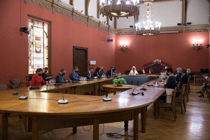 Kamerleden van de commissie Buitenlandse Zaken bij de enige bijeenkomst in Letland die gisteravond nog wel door kon gaan: een gesprek met Letse parlementariërs.