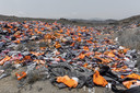 Duizenden zwemvesten en bandjes liggen op een hoop. ,,Daarmee komen ze de paar kilometer water tussen Turkije en Lesbos over.''