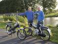 Wim en Bert van de Merwe en hun brommers. Voor de zestiende keer is er weer een Brommers Kiek'n bij Lucky in Rijssen.
