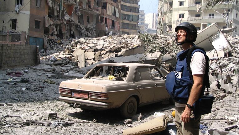 Hans Jaap Melissen in een door Israël gebombardeerd deel van Beiroet, 2006. Beeld  