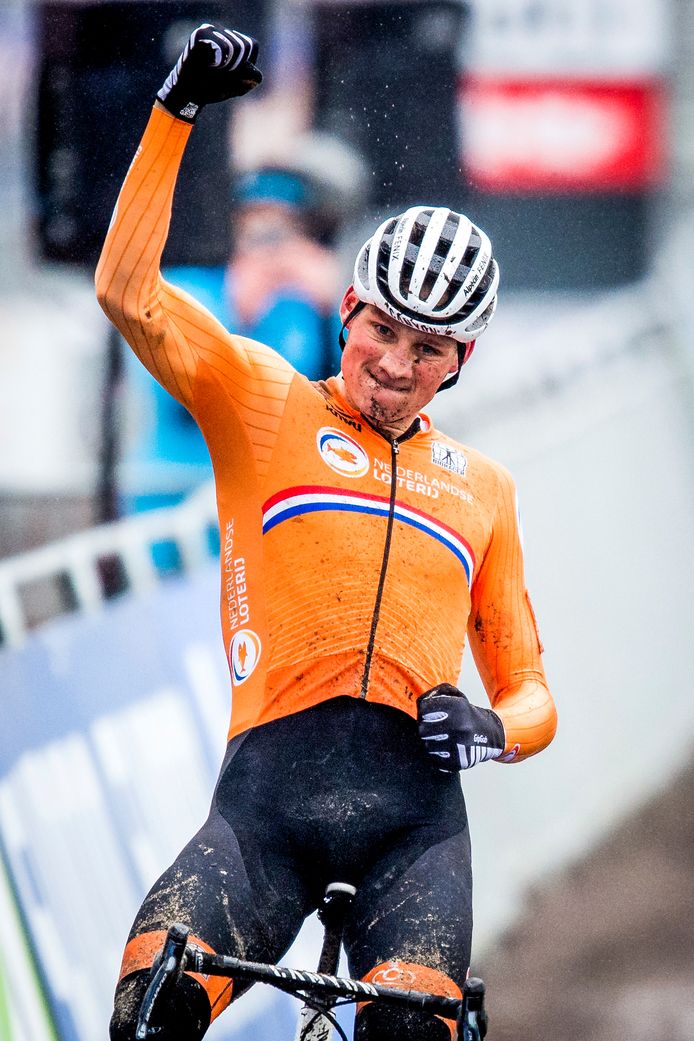Mathieu van der Poel komt juichend over de finish: wereldtitel nummer vier is binnen!