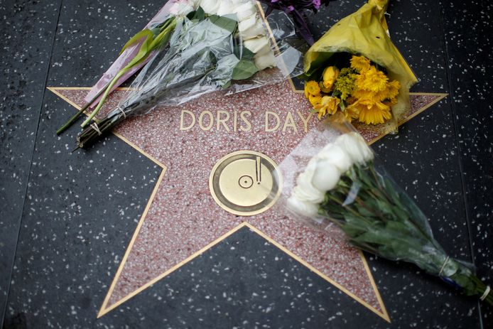 Bloemen bij de ster op de Walk of Fame van Doris Day in Los Angeles na haar overlijden.