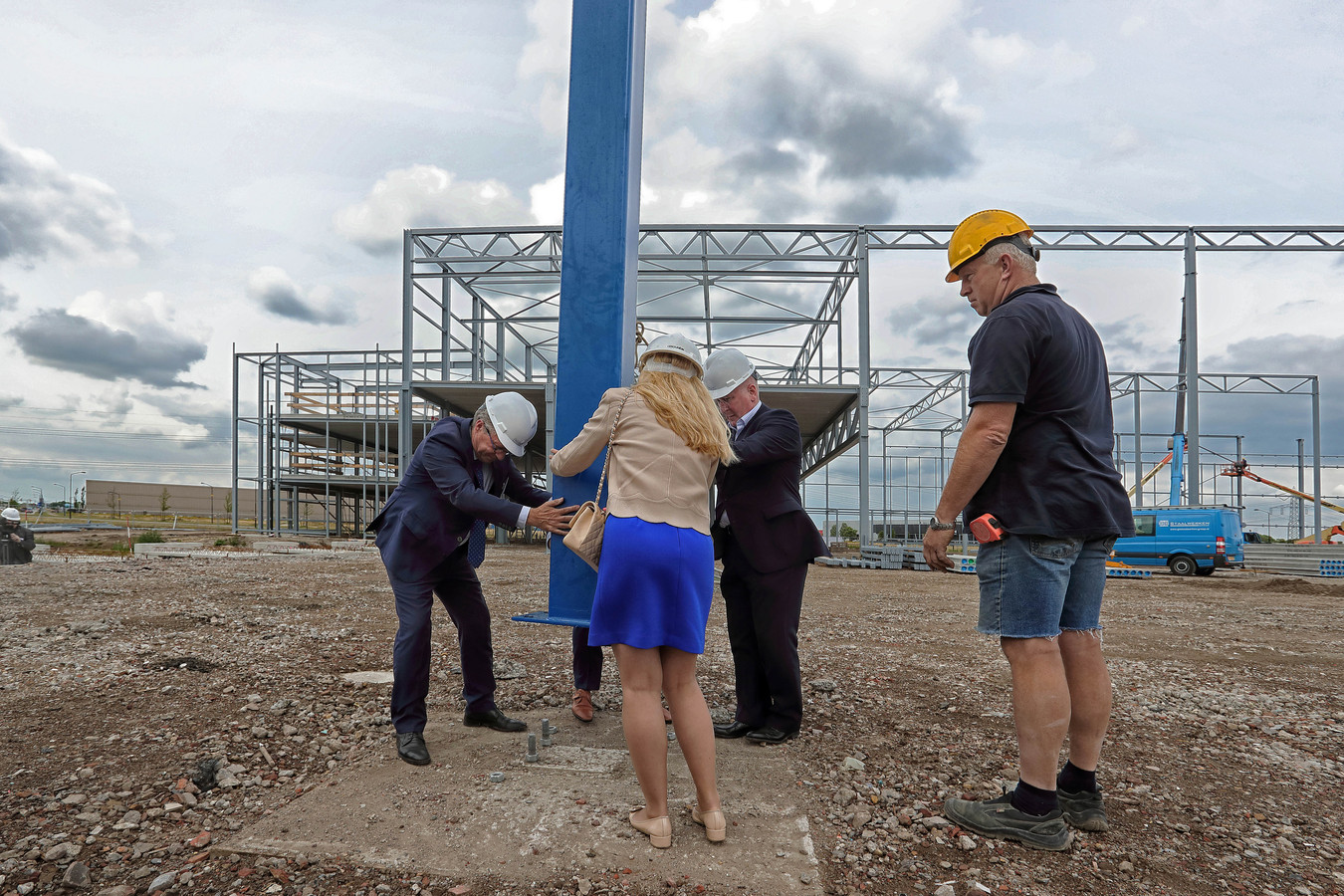 Onder toeziend oog van de uitvoerder zetten wethouder Hans Verbraak (links) en afgevaardigden van Lidl in juni 2017 symbolisch de eerste paal vast in de grond.