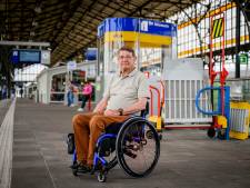 Rolstoelgebruiker Andre (72) baalt van gebrekkige ‘instaphulp’ op station in Hengelo: ‘Dit is schandalig’