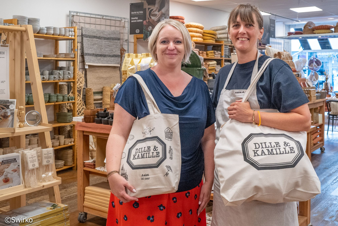 Waardig Gelijkmatig logo 20 jaar Dille &amp; Kamille in de Lange Zoutstraat: “Cadeautje, limited  edition-draagtas en proevertjes voor de klanten” | Foto | hln.be