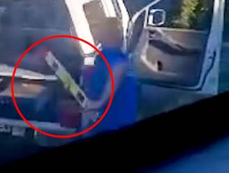 Geschokte kinderen filmen hoe verkeersagressor man achternazit en slaat met waterpas