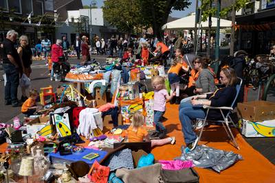 Centrum Budel kleurt oranje op Koningsdag