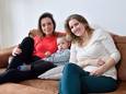 Daniëlle Blankestijn (l) en Iris Meppelink met zoontje Zeger in hun nieuwbouwwoning in Het Spaanse Leger in Nijkerk.