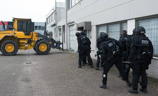 Het OM eiste vandaag celstraffen tot 7 jaar voor grootschalige speed- en xtc-productie. Foto's: onder meer het xtc-lab in Zoetermeer.