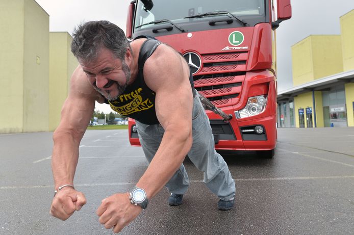 De voetbalclub wil het wereldrecord 'truck pulling' verbetere