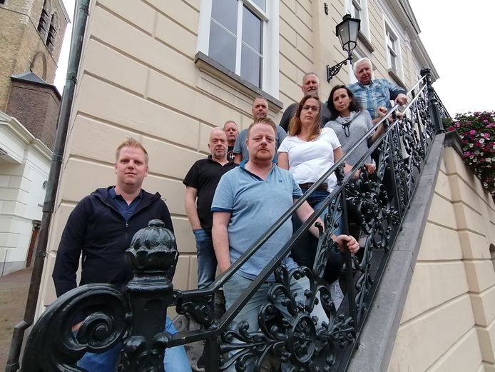 Horeca-ondernemers op de Markt breken hun terrassen af voor de kermis.