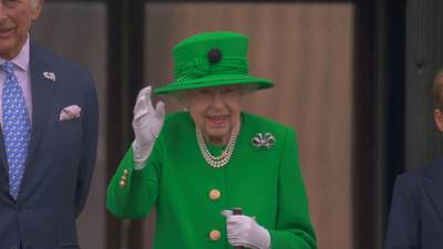 Koningin Elizabeth verschijnt dan toch op het balkon tijdens de laatste dag van haar jubileumviering