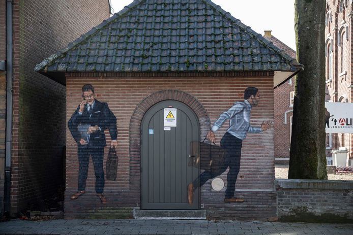 Het stroomhuisje werd mee verwerkt in het kunstwerk.