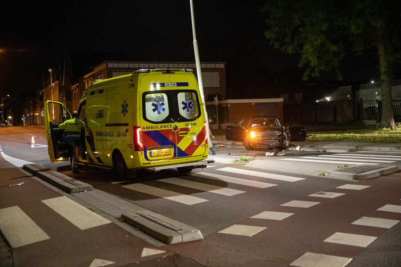 De bestuurster van de auto is na de botsing op de Boulevard in Roosendaal met een ambulance naar het ziekenhuis gebracht.