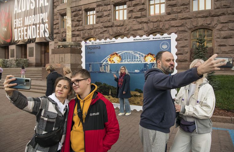 In Kiev nemen mensen selfies met de postzegel in groot formaat die na de aanval in het straatbeeld verscheen. Beeld ANP / EPA