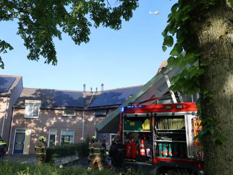 Brandweer haalt zwaargewonde vrouw uit brandend huis in Empel