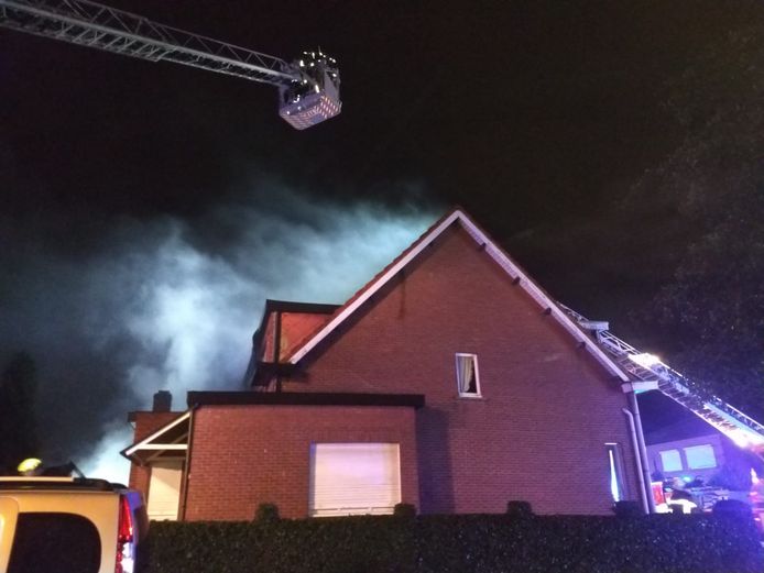 Brandweer blust het vuur in een woning aan de Oude Baan in Waarloos.