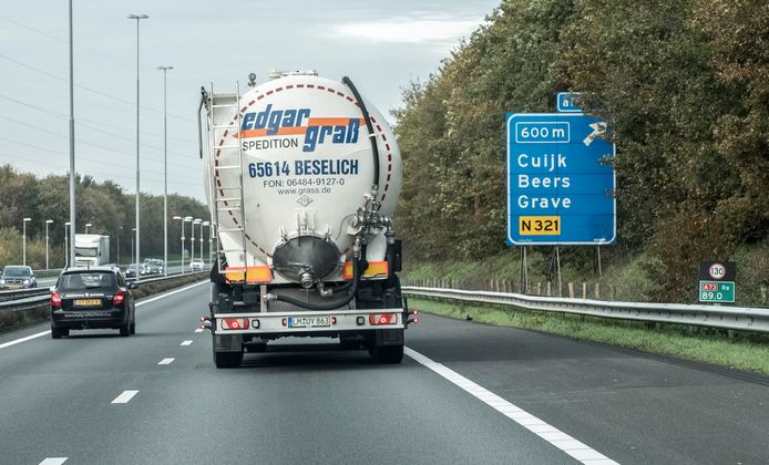 De A73 tussen Haps en Cuijk. Rechts staat nu nog een bordje dat 130 kilometer als maximumsnelheid aangeeft. Dit verandert ergens de komende maanden in 100.