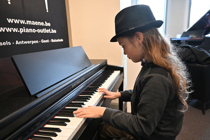 Noah De Valck won dankzij de NMBS-pianowedstrijd een Doutreligne Etude piano.