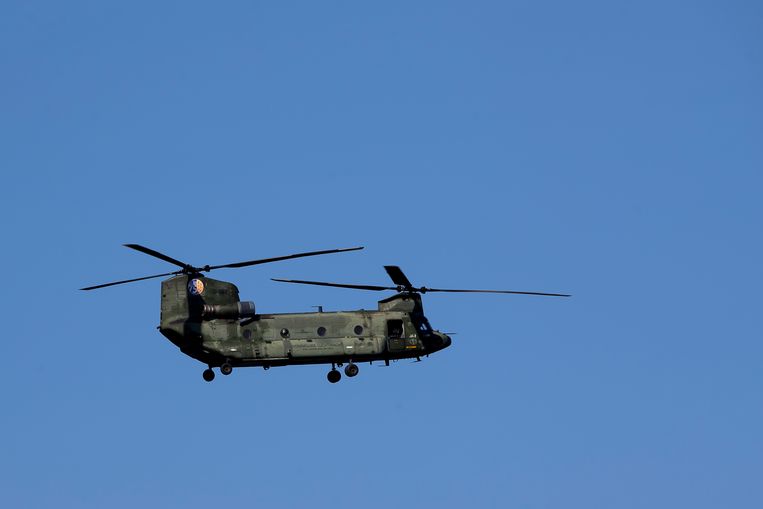 Militaire vliegoefening boven Amsterdam