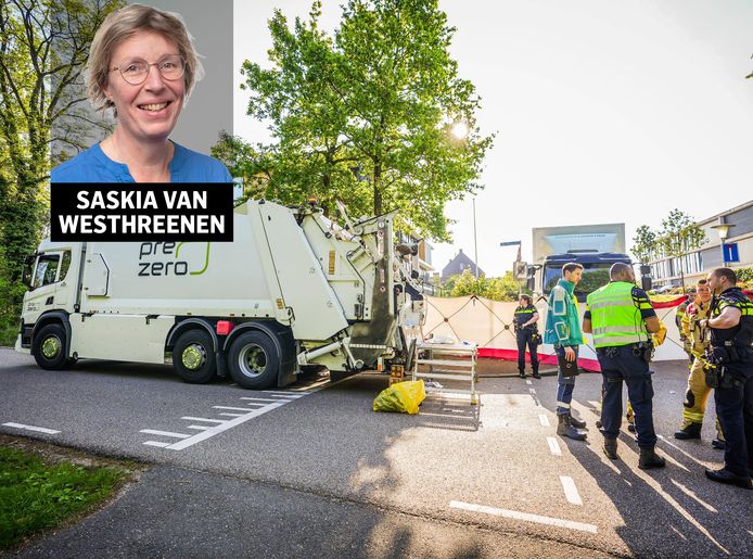 Een buitenslaper kwam dinsdag in Arnhem om tijdens het legen van een afvalcontainer.
