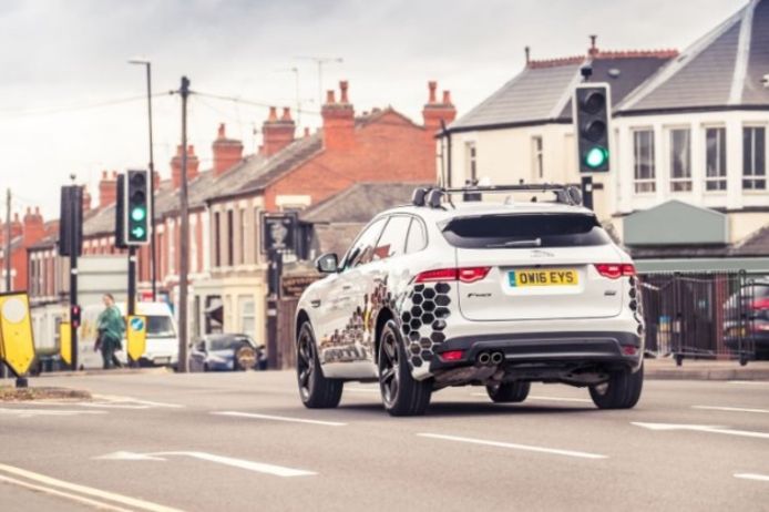 Een fijne ambitie: nooit meer een rood licht voor bestuurders van de Jaguar Land Rover.