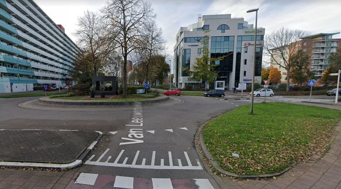 Automobilist rijdt door na ongeluk, laat vrouw gewond achter ...