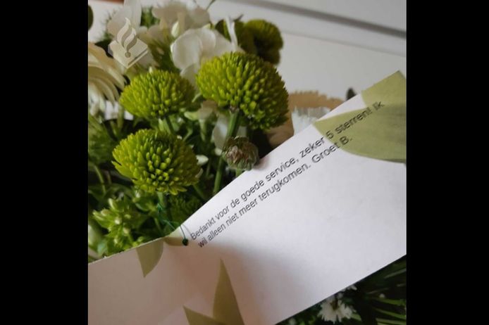 Het bloemetje dat bajesklant B. aan de politie stuurde na zijn vrijlating.
