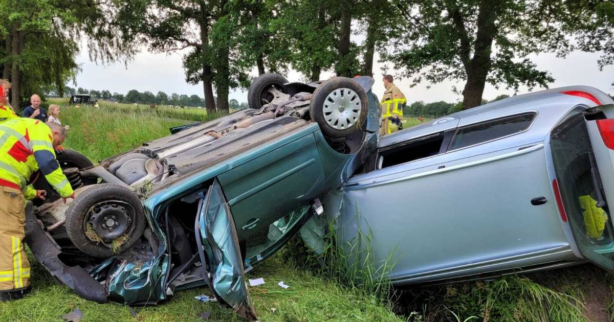 Auto belandt in weiland op zijn kop na botsing op de Mödijk.
