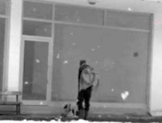 Held geeft jas aan zwerfhond tijdens sneeuwstorm