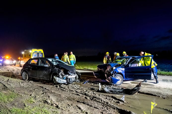 Een bestuurder met een slok teveel op is frontaal op een andere auto gebotst in Drimmelen. De bestuurster uit die auto raakte gewond.