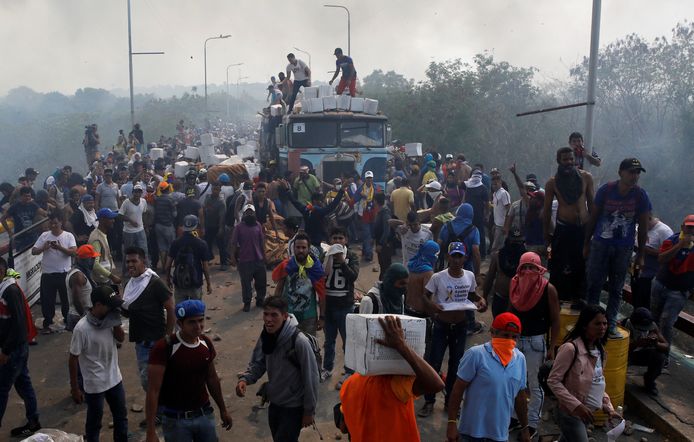 Oppositieleden halen een in brand gestoken vrachtwagen met hulpgoederen leeg bij de Francisco de Paula Santander brug  op de grens tussen Colobia en Venezuela. De brand ontstond na schermutselingen met het leger.