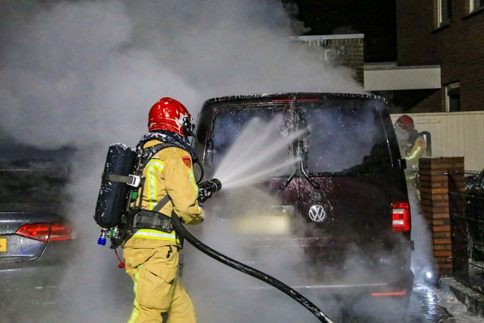 Bij een brand aan de Sint Jozefstraat in Deurne raakten drie voertuigen en een woning beschadigd.