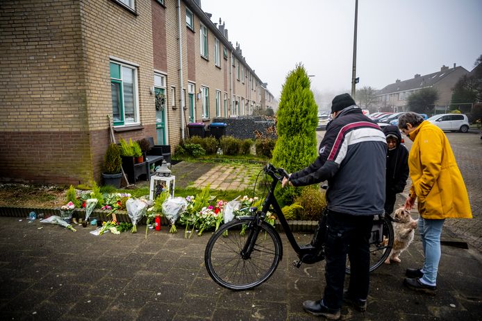 Mensen hebben bloemen neergelegd bij de woning van de neergestoken Rachel (30) uit Abbenbroek. Ze werd voor de ogen van haar 7-jarige dochtertje maandagochtend op straat gedood.