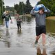 Mee met de watergolf die door Limburg dendert: ‘Ik denk dat het hoog genoeg is, maar je weet het nooit’