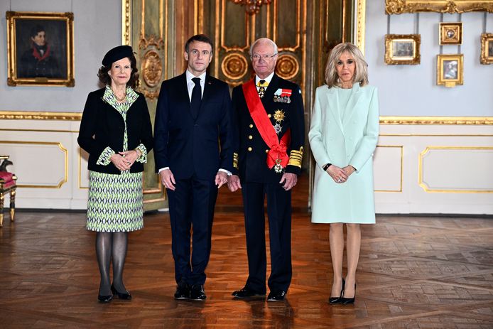 Le président français Emmanuel Macron et son épouse Brigitte Macron posent pour une photo avec le roi de Suède Carl XVI Gustaf et la reine Silvia, à gauche, au Palais royal de Stockholm, Suède, mardi 30 janvier 2024.