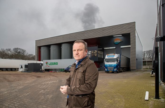 Rini Ruitenschild woont vlak bij de biomassacentrale aan de Knuttelweg en heeft hier veel last van.