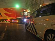 Vrachtwagen dwars over de weg, agenten treffen bestuurder onwel aan