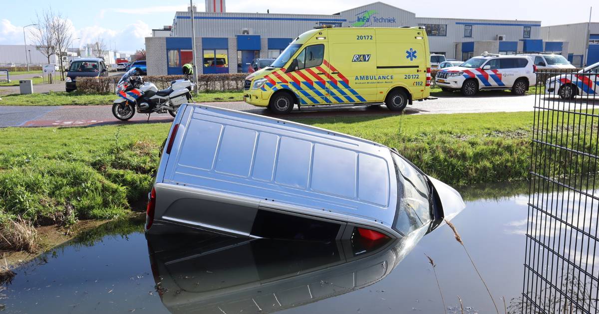 Zwaargewonde bij botsing tussen auto en bestelbus op berucht kruispunt in Waalwijk.