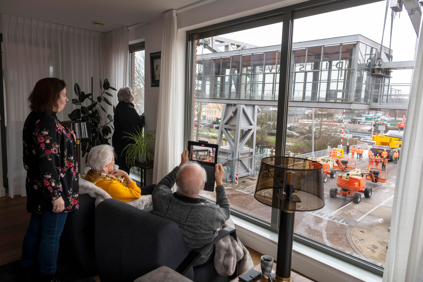 Op de eerste rij bij een monsterklus. Een 43 ton wegend ballasthuis til je niet zomaar even uit de brug, er kwamen twee flinke hijskranen aan te pas.