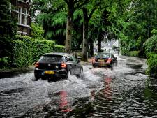 Zien: hevige onweersbuien veranderen Brabantse straten in zwembaden, ook restaurant getroffen