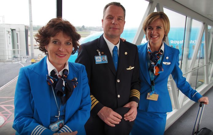 Van links naar rechts: stewardess Monique Clemenkowff, piloot Niels van den Berg en stewardess Marianne de Joode.
