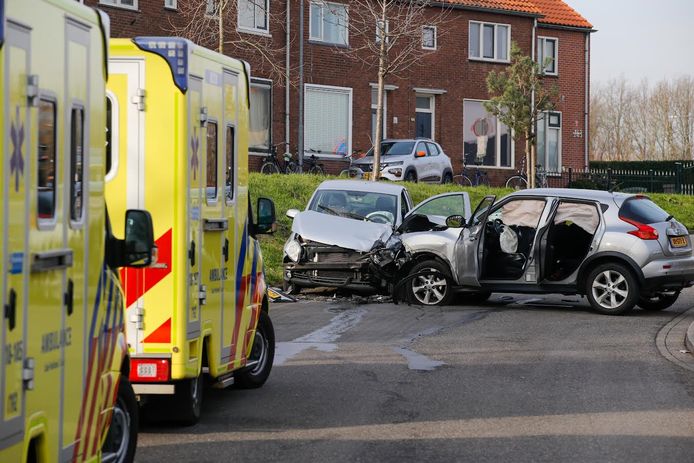 De op elkaar gebotste auto's.