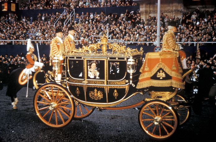 De jonge Queen Elizabeth II op haar kroningsdag in 1953.