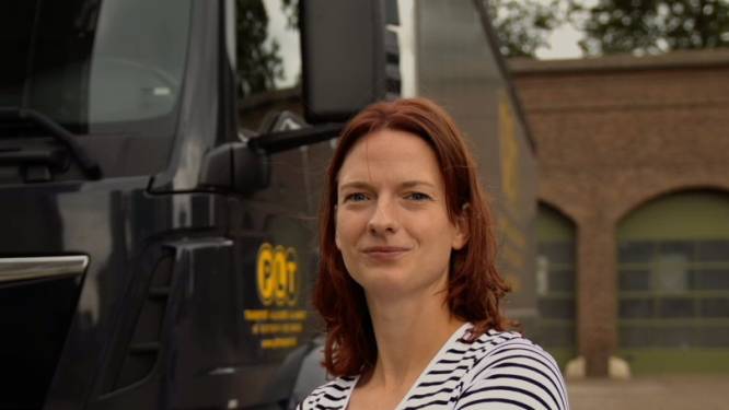 Transportsector wil meer vrouwen op de vrachtwagen: ‘Achteruit inparkeren heb ik gewoon geleerd’