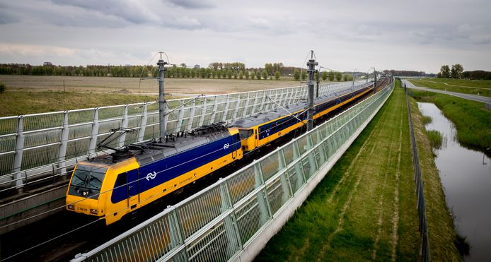 De treinen van de hogesnelheidslijn rijden niet alleen door open gebied, maar ook vlak langs woningen in Berkel en Rodenrijs.