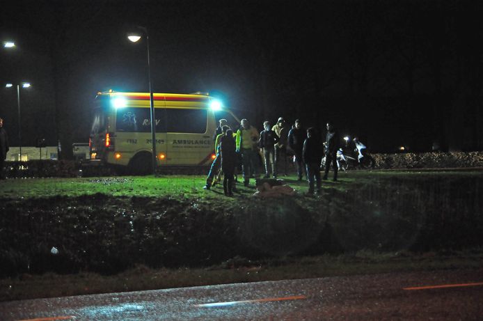 Ambulancepersoneel is lange tijd bezig geweest om het meisje te onderzoeken.